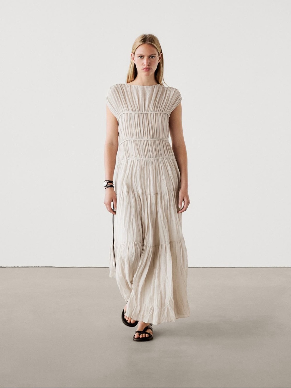 Massimo Dutti
Light Cream Tiered Maxi Dress